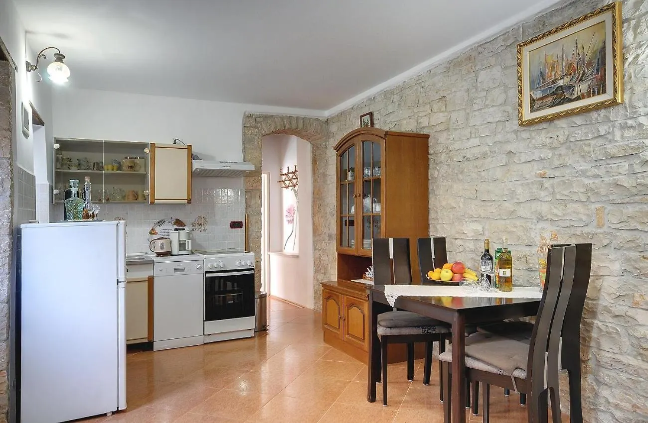 Preiswerte Und Schoene Ferienwohnung Mit Pool, Wlan, Terrasse Und Grill Barat  0*, Barat (Rovinj)
