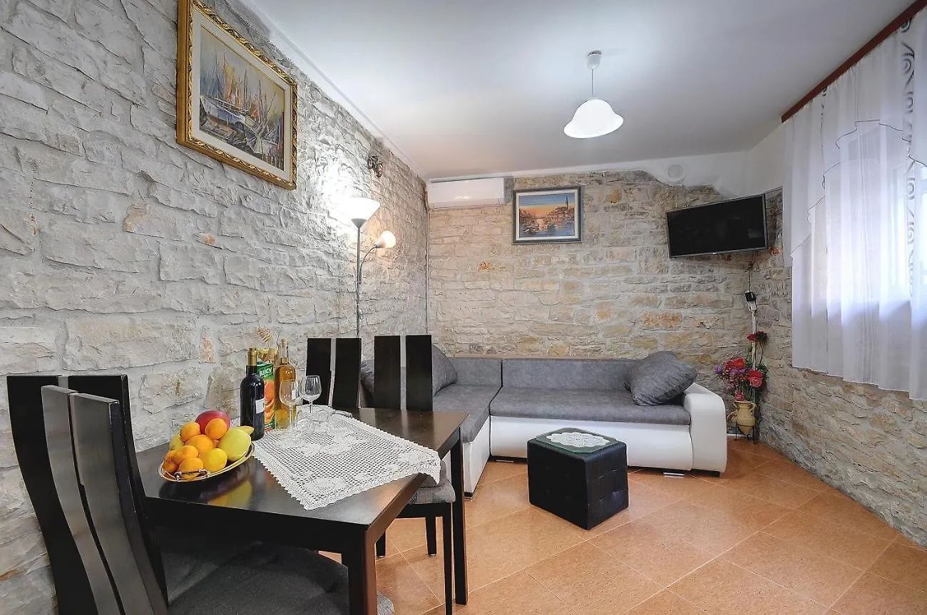 Preiswerte Und Schoene Ferienwohnung Mit Pool, Wlan, Terrasse Und Grill Barat  Barat (Rovinj)